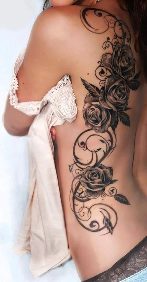 chicas con tatuajes de rosas de diferentes colores