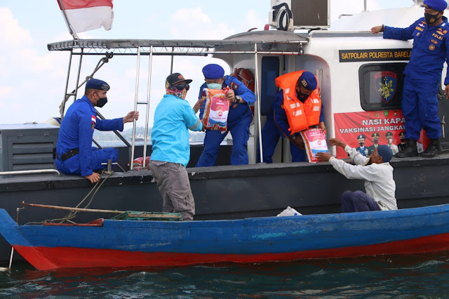 Satpolair Polresta Barelang Bagikan Beras Kepada Nelayan dan Masyarakat Pesisir Kota Batam