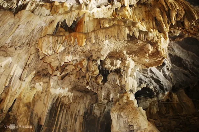 Explore the cave containing wartime weapons inside the world heritage Phong Nha – Ke Bang - Vietnam.