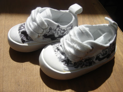 Kickers Baby Shoes on Saw The World  Crib Kickers  Baby Custom Trainers  Sneakers