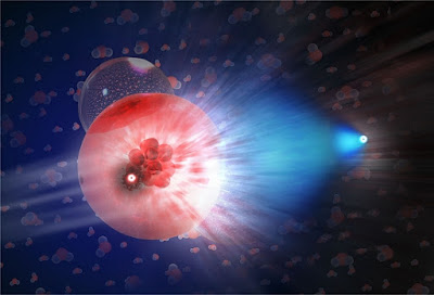 Ilustração artística de um blazar, uma galáxia ativa com um buraco negro gigantesco no centro. [Imagem: DESY].        Acelerador cósmico  À primeira vista parece mais um golpe de sorte, e dos grandes: Astrônomos capturaram um único neutrino e conseguiram identificar de onde ele veio.  Só para lembrar, o neutrino é uma partícula que virtualmente não interage com nada conhecido, podendo passar incólume por um cubo de chumbo - um metal de altíssima densidade - com uma aresta de um ano-luz, se tal coisa existisse. Assim, pescar um desses caras e ainda descobrir sua origem é um feito notável.  O neutrino veio de um acelerador cósmico localizado a 3,7 bilhões de anos-luz da Terra, um objeto celeste conhecido como blazar, um buraco negro supermassivo localizado bem no centro de uma galáxia ativa, o que compõe uma fonte de energia muito compacta e altamente variável - o objeto é conhecido como TXS 0506+056.  Ele foi detectado pelo observatório de neutrinos IceCube, instalado nas profundezas da Antártica.  Depois de encontrar fonte emissora, a equipe varreu os dados anteriores do observatório e descobriu mais uma dúzia de neutrinos com características que indicam terem vindo do mesmo lugar, o que permitiu validar a conclusão quanto ao "neutrino da sorte".  Apenas duas fontes individuais de neutrinos astrofísicos eram conhecidas até agora: O Sol e uma supernova próxima, sendo que nenhuma nova fonte havia sido descoberta nos últimos 30 anos.    Um neutrino que chega e calha de interagir com uma molécula de gelo produz uma partícula secundária, um múon, que se move à velocidade da luz no gelo, deixando um traço de luz azul - é essa luz que os sensores do IceCube captam. [Imagem: Nicolle R. Fuller/NSF/IceCube]    Fonte de neutrinos  Em 2013, o observatório de neutrinos IceCube, instalado nas profundezas do gelo perto do Pólo Sul, detectou neutrinos astrofísicos de alta energia, e desde então os astrofísicos têm procurado suas fontes.  Não bastassem os 300 pesquisadores de 49 instituições ao redor do mundo que integram a colaboração IceCube, quando detectaram o novo neutrino, eles rapidamente chamaram as equipes de todos os telescópios disponíveis, no solo e no espaço, para tentar rastrear a fonte do misterioso neutrino alienígena.  O blazar foi flagrado em um "estado cintilante" justamente quando o sinal do neutrino chegou, em setembro de 2017, com emissões brilhantes em vários comprimentos de onda. As observações foram realizadas em todo o espectro eletromagnético, das ondas de rádio aos raios gama. Ou seja, não foi mesmo sorte, foi um trabalho de detetive de dimensões galácticas.  A equipe do IceCube então pesquisou os registros de neutrinos detectados durante quase dez anos antes da detecção de 2017, encontrando um excesso de eventos de neutrinos na mesma localização do blazar, mostrando que ele vem produzindo neutrinos em múltiplas explosões.    A estrutura do IceCube, mergulhada no gelo da Antártica. No detalhe, a instalação externa do laboratório, na superfície. [Imagem: IceCube/NSF]  Astrofísica dos neutrinos  Os pesquisadores afirmam que essa detecção inaugura um novo campo na astronomia, a astrofísica dos neutrinos, que podem trazer informações importantes sobre suas fontes, sem qualquer interferência do meio em que viajam, já que dificilmente essas partículas fundamentais interagem com alguma coisa.  O próximo desafio será aprender a ler essas informações, já que detectar a chegada de um neutrino já é, por si só, uma tarefa monumental que levou décadas para ser alcançada.  Havia grande esperança de que os neutrinos dessem pistas sobre a hipotética matéria escura, mas até agora nenhum resultado positivo foi obtido.  Bibliografia:  Multimessenger observations of a flaring blazar coincident with high-energy neutrino IceCube-170922A The IceCube, Fermi-LAT, MAGIC, AGILE, ASAS-SN, HAWC, H.E.S.S, INTEGRAL, Kanata, Kiso, Kapteyn, Liverpool Telescope, Subaru, Swift/NuSTAR, VERITAS, VLA/17B-403 Science Vol.: 361, eaat1378 DOI: 10.1126/science.aat1378  Neutrino emission from the direction of the blazar TXS 0506+056 prior to the IceCube-170922A alert IceCube Collaboration Science Vol.: 361 Issue 6398 147-151 DOI: 10.1126/science.aat2890