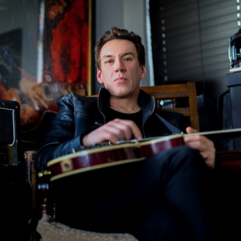 Joe Hodgson nos conquista em hino rock clássico "The Grass is Greener"