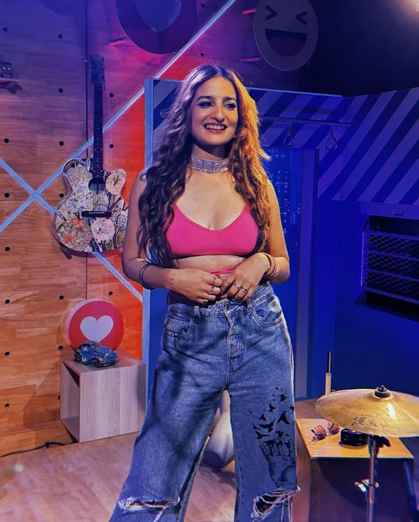 Rashmeet Kaur cleavage hot singer