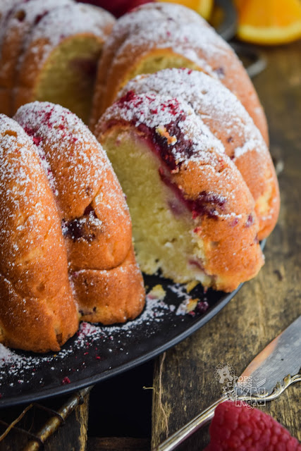 Bundt de frambuesas con yoghurt griego