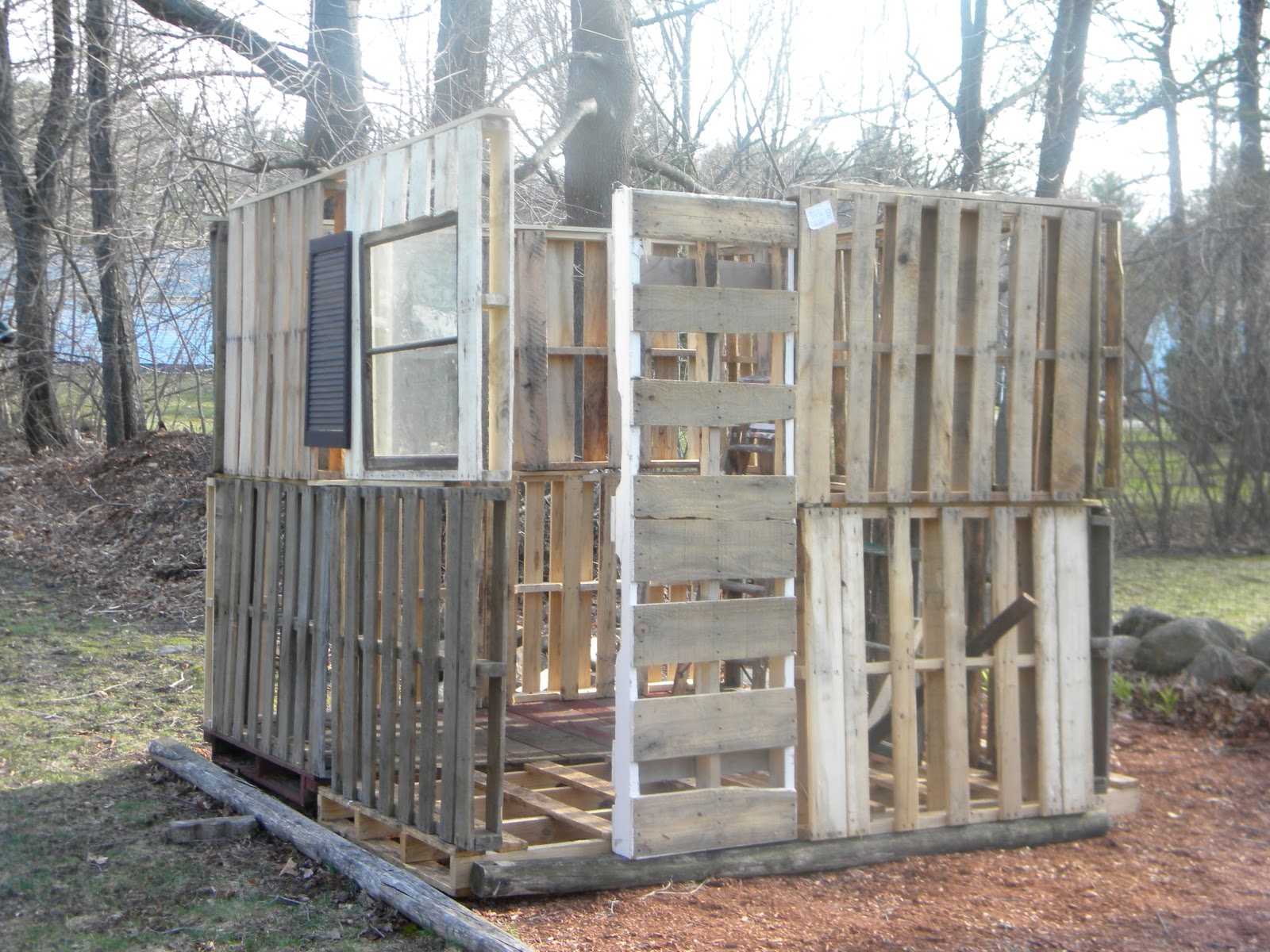 Tao Hill: TaoSpring - pallet chicken coop