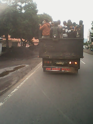 Satalantas Polres Probolinggo terus mengincar kendaraan bak terbuka yang digunakan untuk mengangkut orang, hal tersebut semakin diperkuat atas kejadian yang menewaskan 18 orang dijalan Tongas Kabupaten Probolinggo