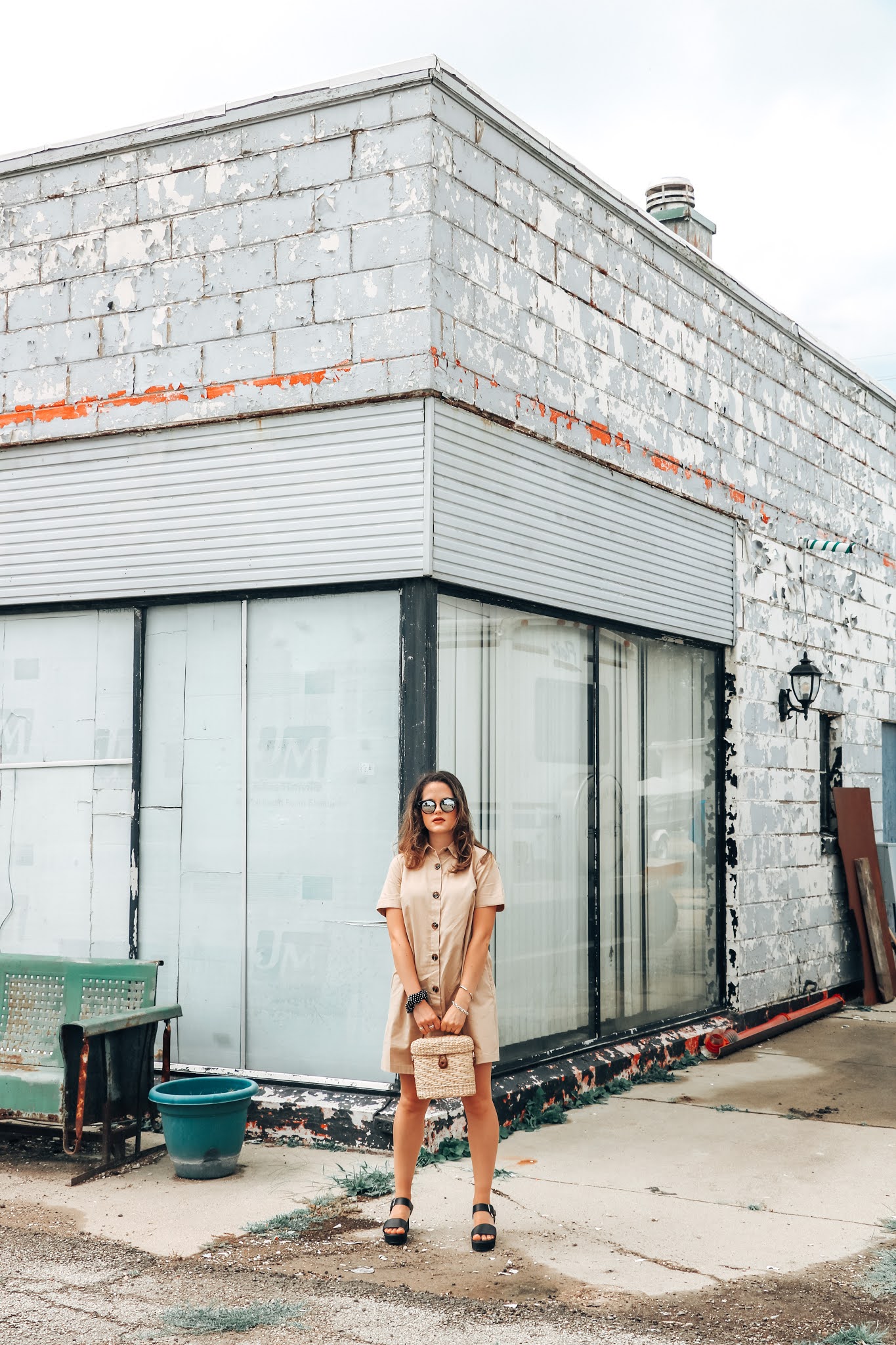 Fashion blogger Kathleen Harper wearing a khaki button-down trench dress.