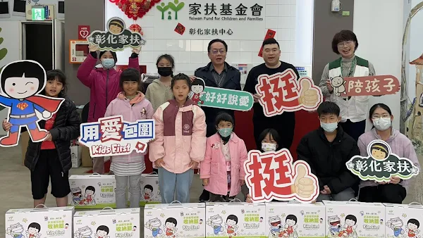 ▲彰化市在地名店「阿泉爌肉飯」店主謝泊宏響應「兒保滿額贈」公益捐款活動，並號召「伍叁兄弟會」友人共襄盛舉，盼拋磚引玉，為弱勢兒少打造更安全的成長環境。（彰化家扶中心提供）