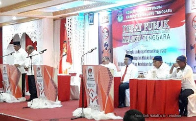 Langgur, Malukupost.com - Komisi Pemilihan Umum (KPU) Kabupaten Maluku Tenggara (Malra) menggelar Debat Publik pasangan calon (Paslon) Bupati dan Wakil Bupati, dengan mengambil tema peningkatan kesejahteraan masyarakat di Bidang Pendidikan, Kesehatan, dan Reformasi Birokrasi, di Ballroom Kimson Hotel, Senin (23/4). Ketua KPU Malra Engelberthus Dumatubun ketika membuka acara itu menyatakan, debat publik Calon Bupati dan Wakil Bupati Malra adalah salah satu jenis kampanye yang difasilitasi oleh KPU.