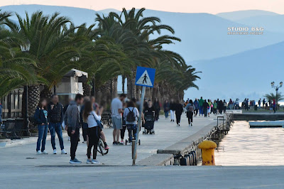 Το ηλιοβασίλεμα τράβηξε τον κόσμο στην παραλία του Ναυπλίου 