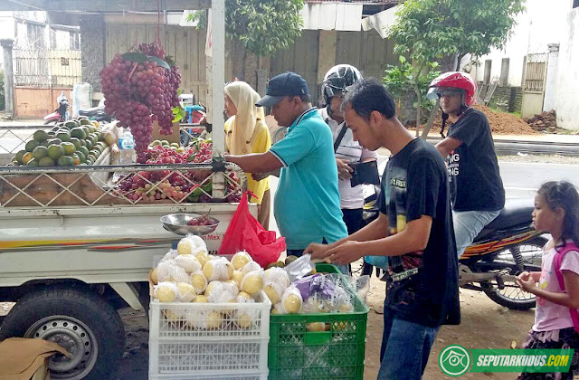 penjual buah di kudus