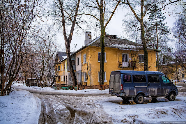 Газель припаркована на фоне желтого дома