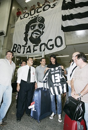 Rio de Janeiro; Brasil; Aeroporto do Galeao; 04/01/2010; Futebol; Desembarque do novo atacante do Botafogo Sebastian Abreu o El Loco; Foto de Gilvan de Souza/lancperess!;;