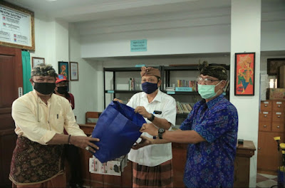 Rai Mantra Serahkan Masker di Kelurahan Panjer