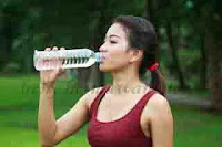 Foto cewe minum air putih