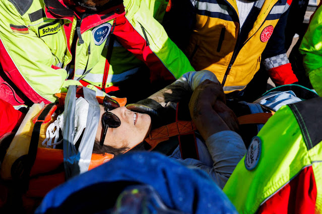 Woman brought out alive in Turkey after 104 hours under rubble