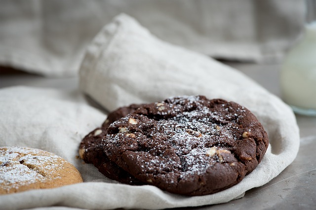 petits gâteaux à l'avoine, au cacao, noisettes, sans gluten, sans oeuf, sans cuisson au four