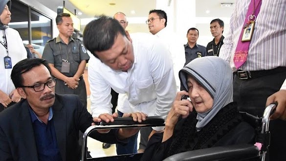 28 Tahun Hilang di Saudi, Nenek Ini Akhirnya Pulang Ke Indonesia. Senyumnya Mengharukan.