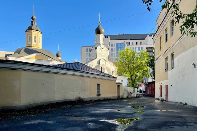Уланский переулок, дворы, храм Николая Чудотворца в Дербенёвском