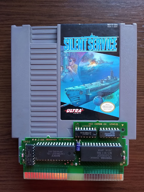 Cartucho Silent Service de NES con su placa visible