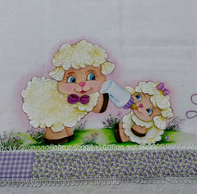 fralda pintada para menina com ovelhinha mamãe e bebê