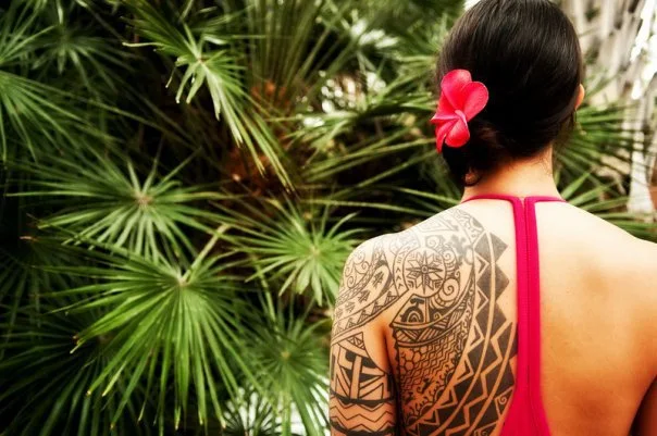 chica con tatuaje maori en la espalda