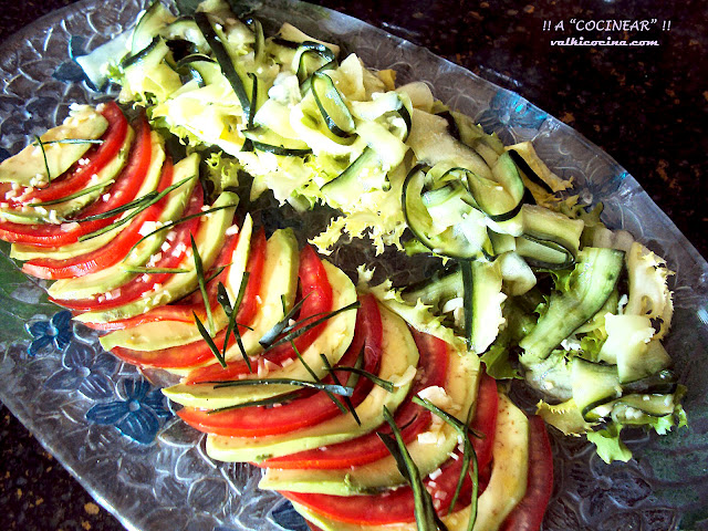 ensalada de aguacate, tomate y pepino aliñado