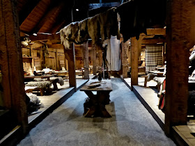 L'intérieur de la maison viking à Borg dans les îles Lofoten la salle de vie