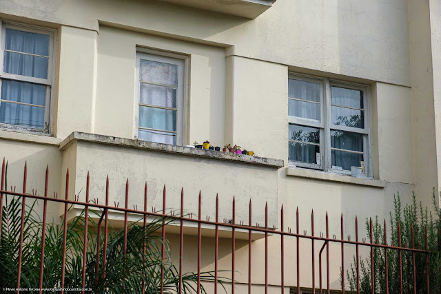 Edifíco Santo Antônio, na Rua Itupava - detalhe sacada com vasinhos de flores