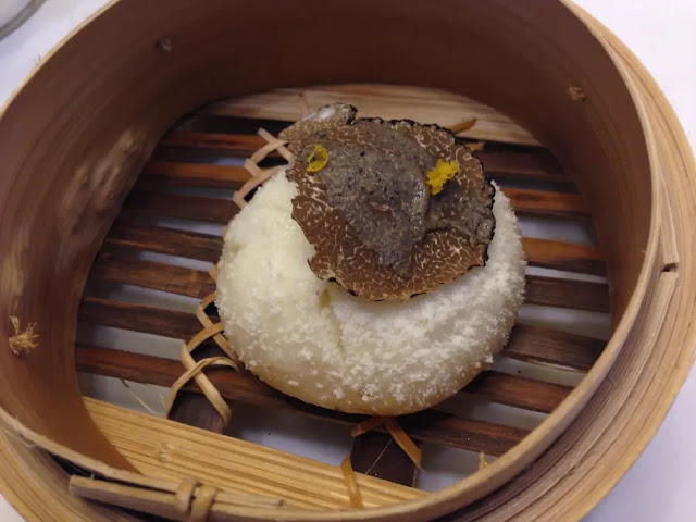 Chinese tuna muffin with liquid buffalo with truffle