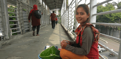 Hasil gambar untuk Miris, Dulu Di Puja Puja, Artis Ini Kini Berjualan Di Jembatan Penyeberangan