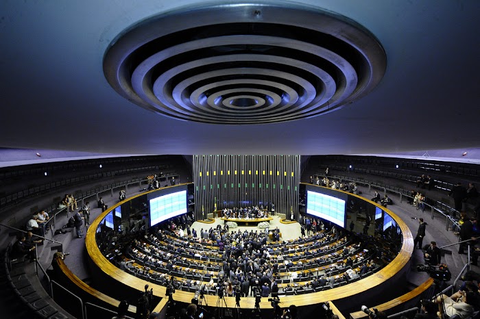 Senadores da oposição leem votos em separado antes de votação da reforma trabalhista