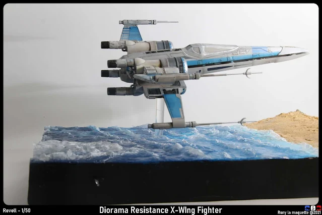 Réalisation des vagues du diorama avec un X-Wing.