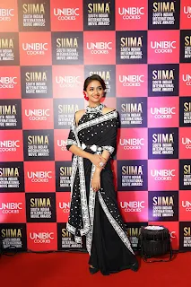 Keerthy Suresh in Black Saree with Cute Smile Entry at SIIMA Awards 2019 1