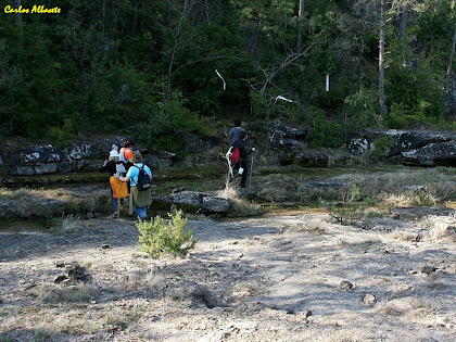 Creuant el torrent o riera de Tortafè. Autor: Carlos Albacete