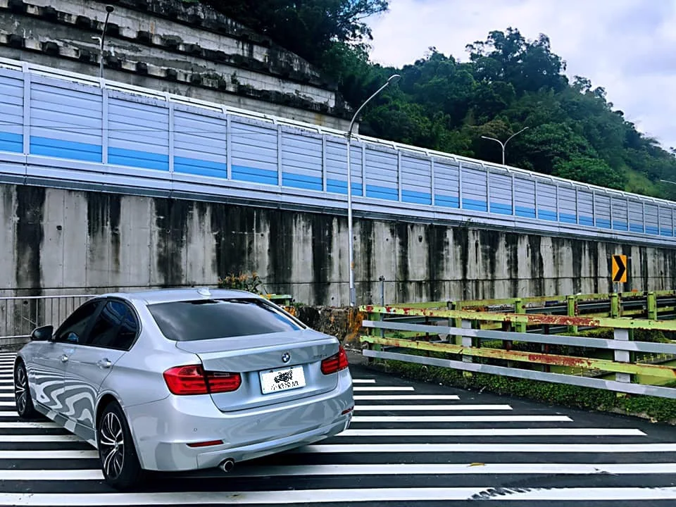 史先生有一台 2012 的 BMW F30 318d ，雖然銀色配備也不多 ，但里程蠻低的只有七萬。因為問了好多家車商都不收這個年份的BMW 柴油車 ，更不用說他是柴油車了...所以找上小曾團隊。   結果發現我們不只有意願收購他的愛車318d ，網路估價也讓他覺得滿意。史先生剛好住附近，所以直接到開到我們店面請我們估車 。最後就是成功簽約把現金給史先生囉 !!!!   小曾試車覺得其實車很順很好開欸 ，感覺應該很多客人會喜歡!! 幾十萬就能開到 BMW ，安全又有保障，柴油車又很省油錢 。各位如果也是開BMW的柴油車歡迎找我們馬上估價喔!!讓您有個滿意的價格，也能讓我們的客戶安全上路 ，真的是一石二鳥呢!!!