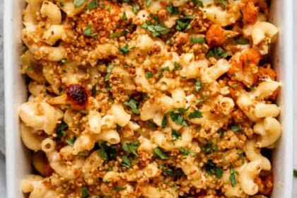 Vegan buffalo cauliflower mac and cheese