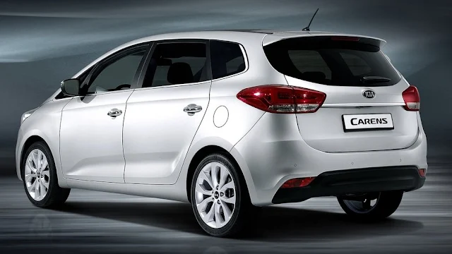 Novo Kia Carens perfil traseiro