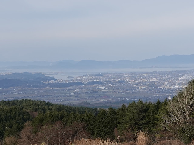 鳥取県西伯郡伯耆町丸山の牧草地　島根半島の眺望