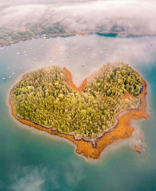isola a forma di cuore con molta vegetazione