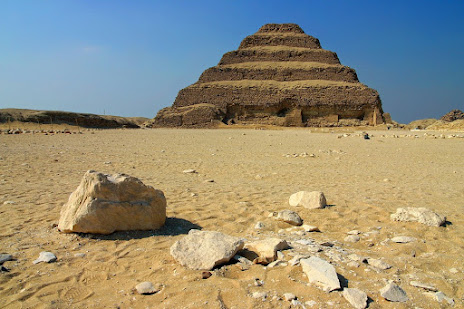 Imagen: Pirámide escalonada en Saqqara.