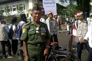 Dengan Bawa Sepeda Onthel, Bapak Veteran ini Curi Perhatian Peserta Milad Daarut Tauhid - Commando