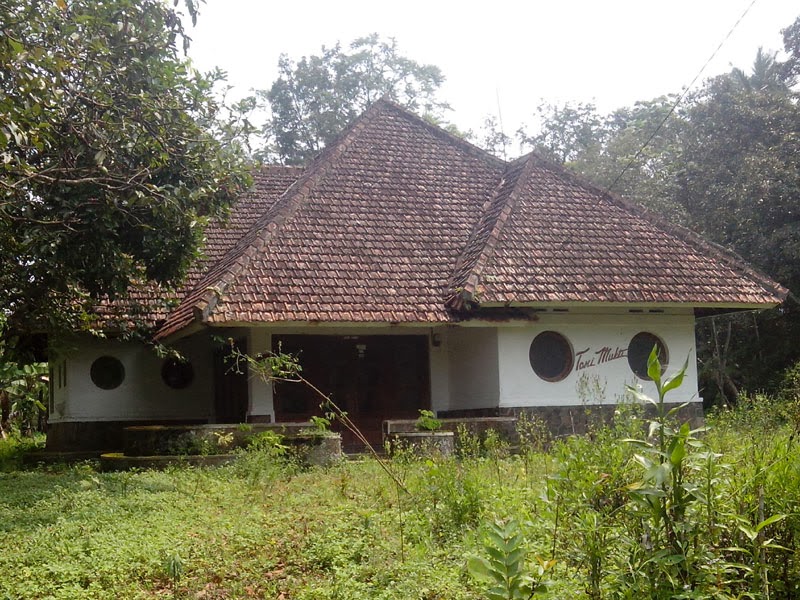 Foto Rumah Tua Antik di Pedesaan Kota Sumedang | Desain Rumah Sederhana