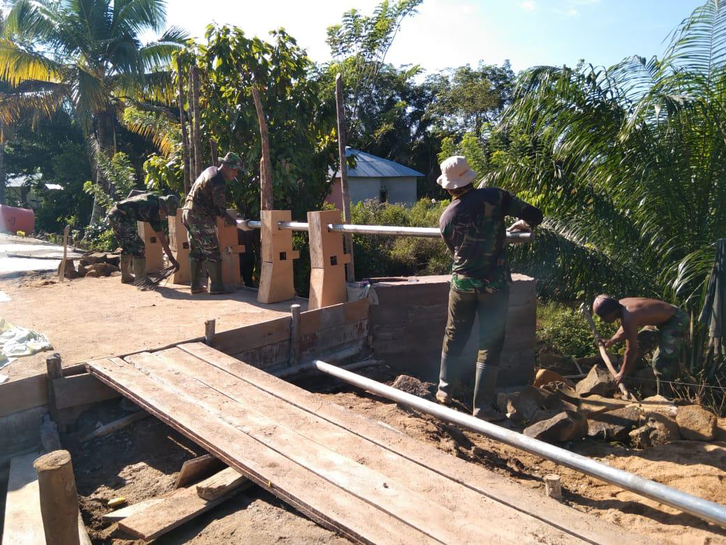 Pemasangan Besi Pagar Jembatan Beton Oleh Satgas TMMD ke-111 Kodim 1202/Singkawang