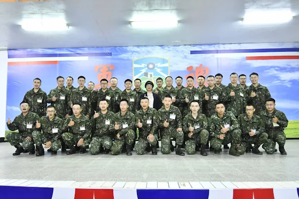▲彰化縣長王惠美前往嘉義中坑營區探視陸軍第218、219梯次以及空軍第107梯次軍事訓練縣籍子弟兵共291人，受到營區長官及受訓役男熱烈歡迎。（彰化縣政府提供）