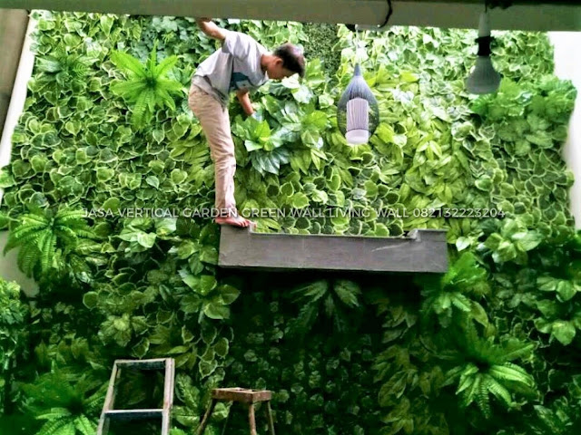 VERTICAL GARDEN ARTIFICIAL SINTETIS MALANG Vertical Garden artificial sintetis adalah taman yang dibentuk dan dibuat dengan posisi tegak, vertical garden sintets itu sendiri memiliki berbagai fungsi tidak hanya sebagai faktor estetika tapi juga sebagai penghadiran ruang asri dalam lingkungan, Untuk itu kami siap membuatkan Taman Vertical Garden Sintetis atau tanaman artificial di MALANG