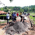 Babinsa Luragung Bantu Warga Mengecor Jalan Dusun Cicabe Desa Kananga Kecamatan Cimahi