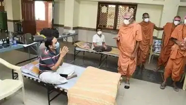 अहमदाबाद: गुजरात का मंदिर अस्पताल में बदला, साधु कर रहे कोरोना मरीजों की देखभाल 