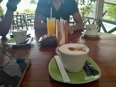 " Cappuccino with cinnamon powder from restaurant De verdieping in Paramaribo"