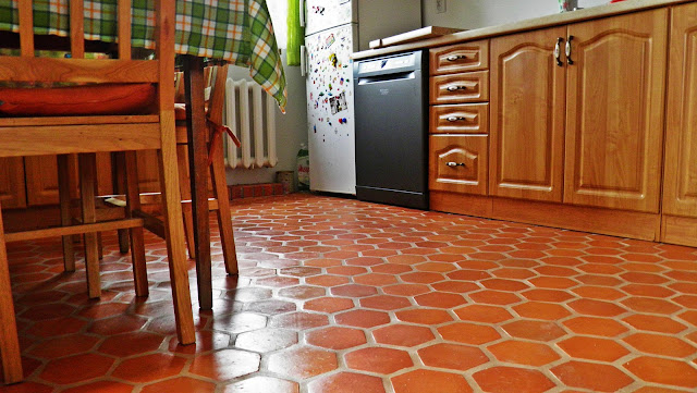 Stylowa ceglana podłoga w kuchni wykonana z płytek "Plaster Miodu"